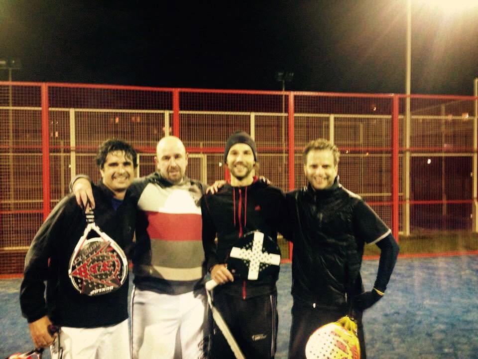 Vier Padelspieler auf einem Outdoor-Court in Berlin, November 2014