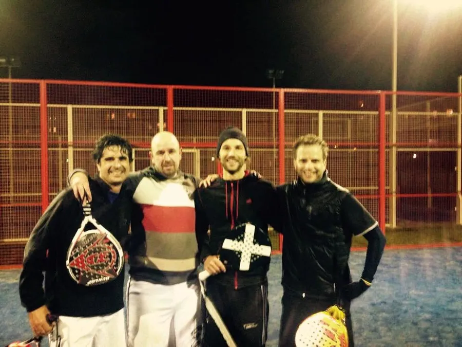 Vier Padelspieler auf einem Outdoor-Court in Berlin, November 2014