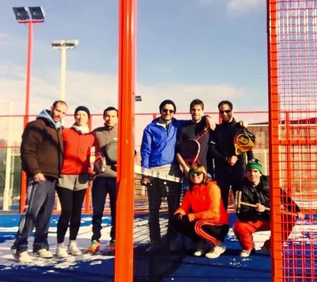 Gruppe von Padelspielern auf einem verschneiten Outdoor-Court in Berlin, Februar 2015