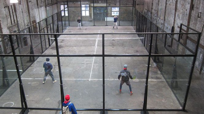 Padel-Court ohne Teppich auf Betonboden in einer Industriehalle