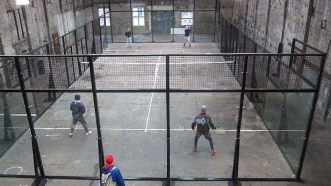 Padel-Court ohne Teppich auf Betonboden in einer Industriehalle
