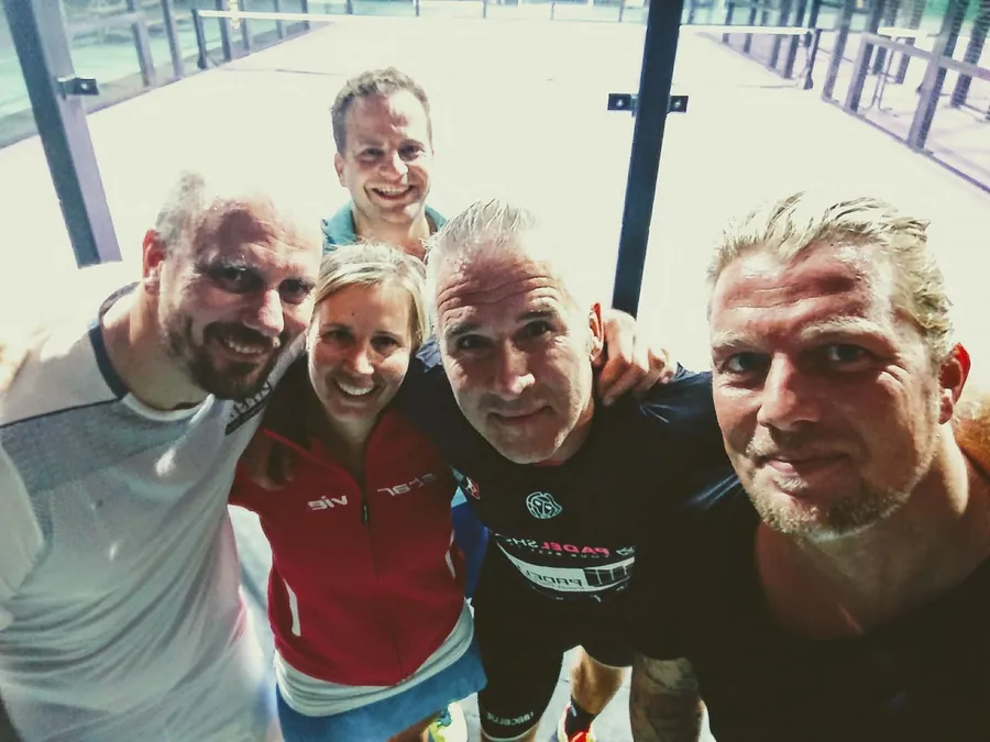 Gruppenselfie von fünf Padelspielern in Essen 2017