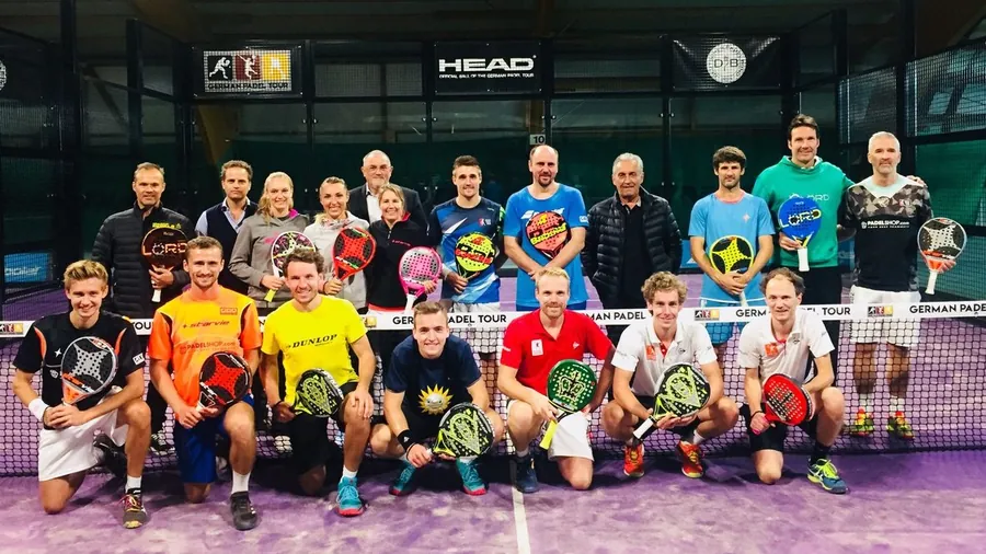 Gruppenfoto der German Padel Tour in Essen mit den deutschen und niederländischen Nationalspielern, 2018