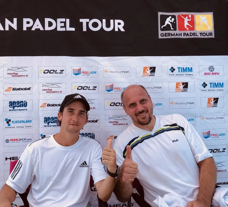Zwei Spieler vor der Sponsorenwand der German Padel Tour, mit Padel-Test-Logo