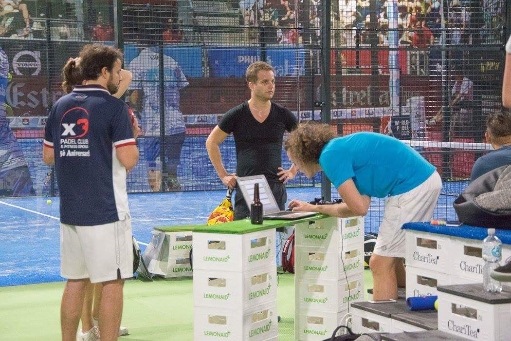 Padelturnier in Köln 2019, im Hintergrund ein großes Poster in der Halle