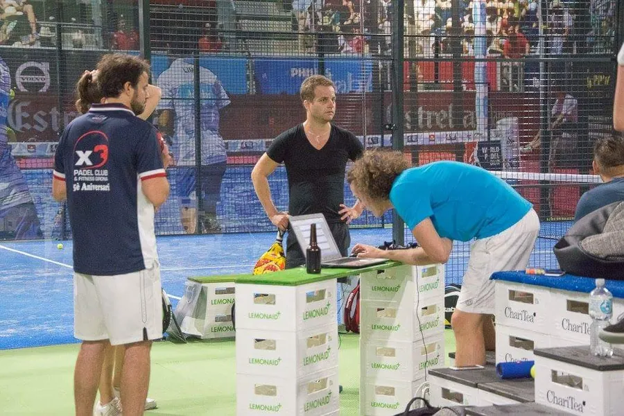 Padelturnier in Köln 2019, im Hintergrund ein großes Poster in der Halle