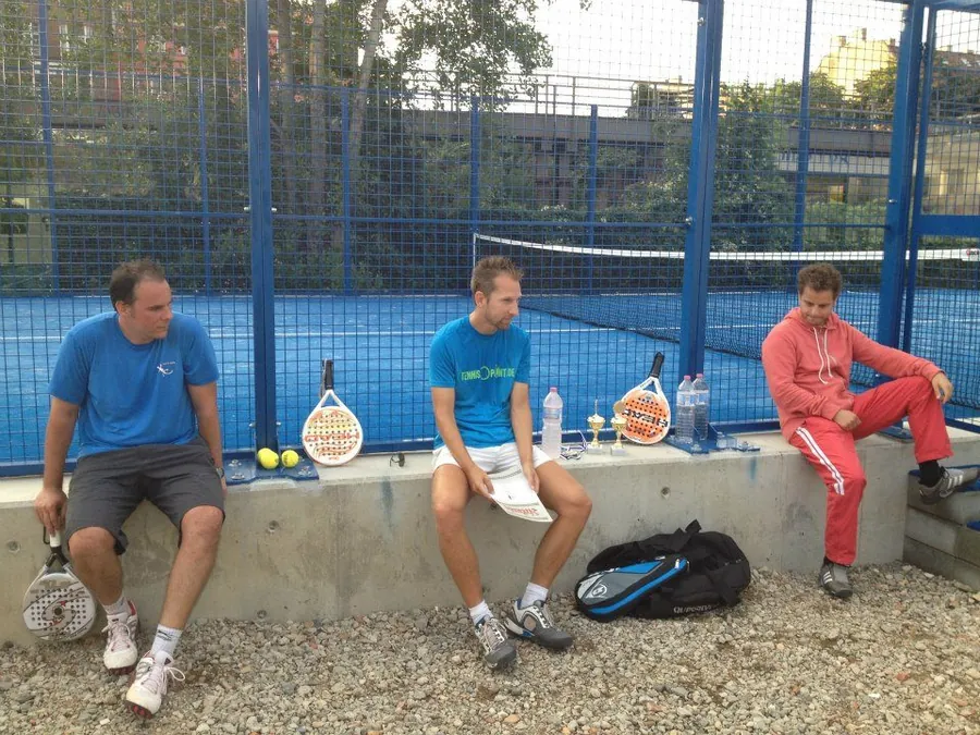 Drei Spieler am Rand eines Padel-Courts bei der Turnier-Qualifikation 2012, in der Mitte Alex Hillbricht, rechts David Ernsting