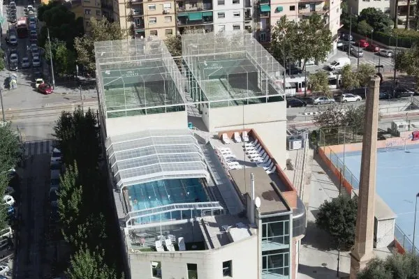 Padel-Courts auf dem Dach des Atalanta Sport Club-Spa in Valencia