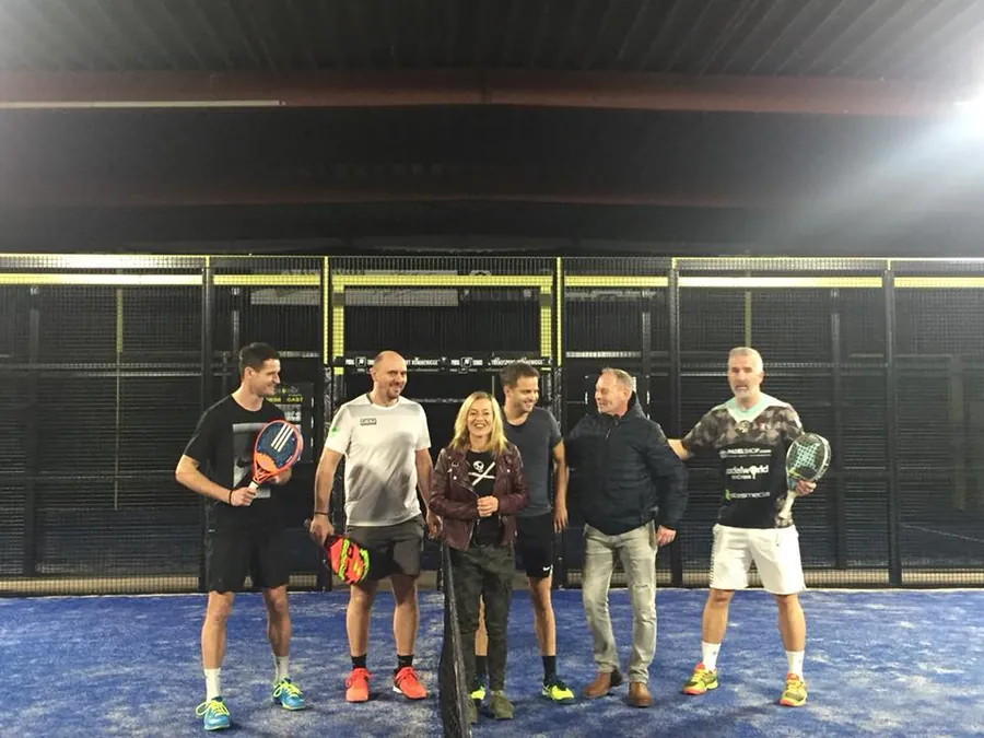 Sechs Personen auf einem Padel-Court in Werne, März 2018